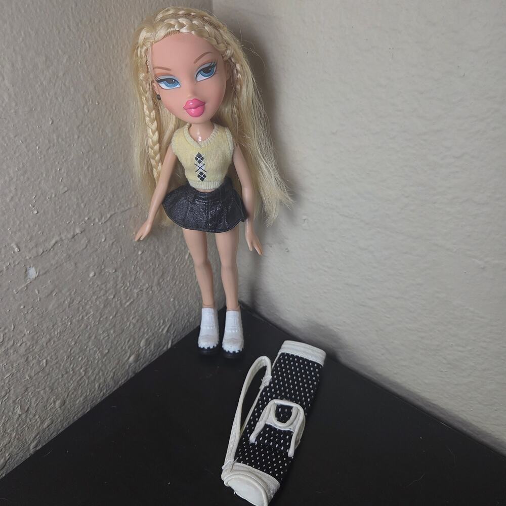 Vintage 2005 Bratz Groovin' Golf Cloe Doll with Outfit + Golf Bag